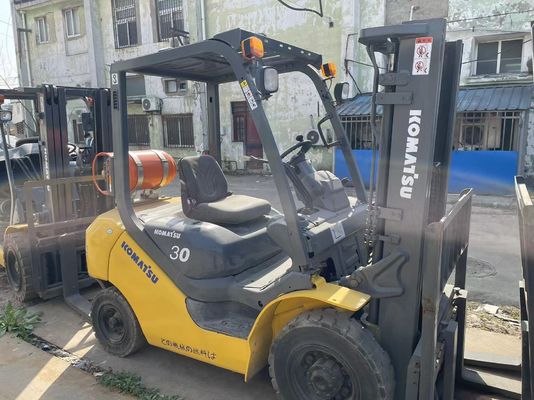 Wykorzystany wózek widłowy Komatsu o pojemności 3 tony