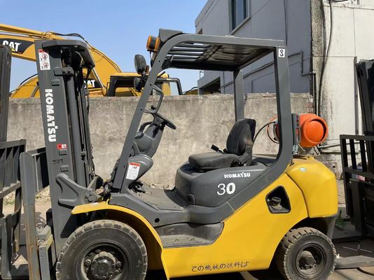 Wykorzystany wózek widłowy Komatsu o pojemności 3 tony