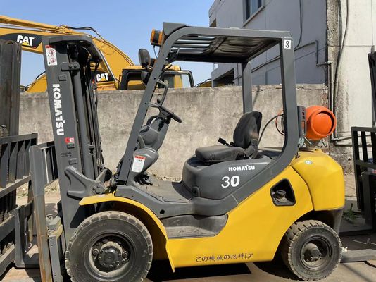 Wykorzystany wózek widłowy Komatsu o pojemności 3 tony