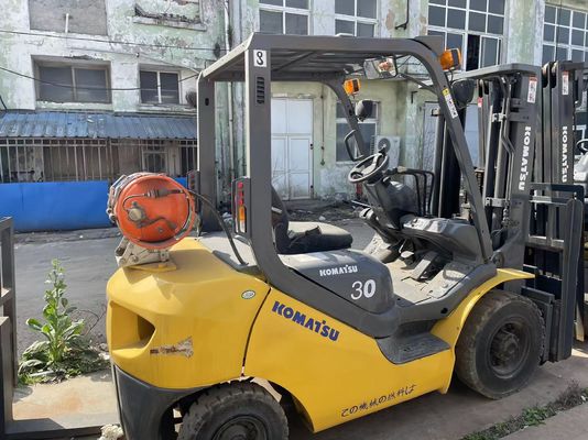 Wykorzystany wózek widłowy Komatsu o pojemności 3 tony
