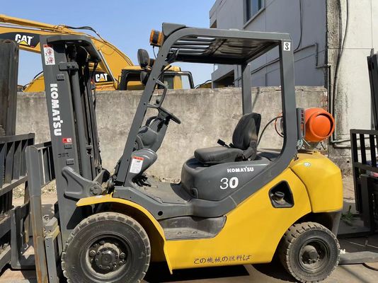 Wykorzystany wózek widłowy Komatsu o pojemności 3 tony