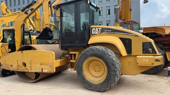 Oryginalny kolor używany Caterpillar CS-683E Single Drum Road Roller w doskonałym stanie